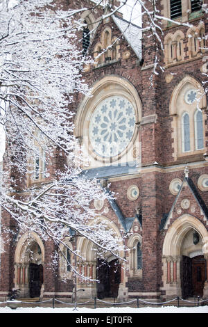 Le calendrier peut dire printemps, mais dame Nature avait d'autres idées que les Londoniens s'est réveillé à une nouvelle couche de neige le dernier jour o Banque D'Images