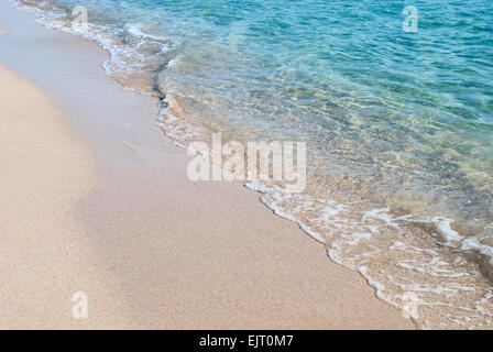 Crystal Clear vague sur la rive de la mer Noire de sable Banque D'Images
