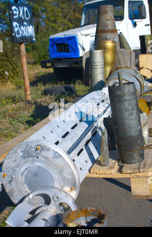 MAKEYEVKA, le Donbass, OCT 9 : Open air museum Echo de la guerre en Makeyevka le 9 octobre 2014. Des coquillages, des munitions et des missiles tirés par Banque D'Images