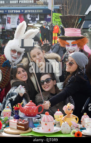 Mad Hatters selfies lors de la partie de thé à Londres Banque D'Images