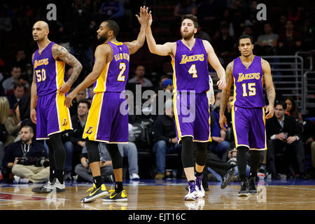 Les heures supplémentaires. 30Th Mar, 2015. Los Angeles Lakers l'avant Ryan Kelly (4) obtient un cinq de guard Wayne Ellington (2) avec le centre Robert sacré (50) et garde côtière canadienne Jabari Brown (15) à la recherche sur le jeu au cours de la NBA entre les Lakers de Los Angeles et les Philadelphia 76ers au Wells Fargo Center de Philadelphie, Pennsylvanie. Les Lakers de Los Angeles a gagné 113-111 en prolongation. © csm/Alamy Live News Banque D'Images