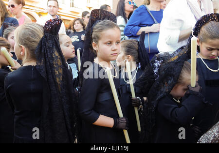 Procession religieuse des enfants, des jeunes filles vêtues de noir, semana santa de Fuengirola, province de Malaga, Espagne. Banque D'Images