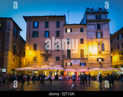 Rome, Italie. La vie dans la nuit dans le restaurant La Piazza della Rotonda. Banque D'Images