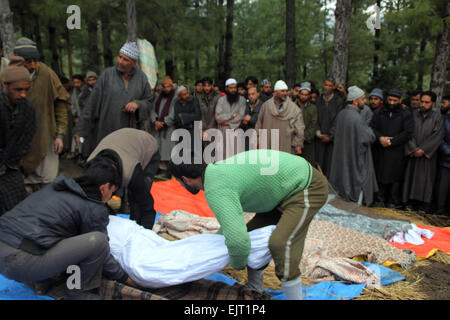 Srinagar, au Cachemire. 31 mars, 2015. Les villageois portent des corps morts dans un pied à Chadoora de la région du Cachemire indien le 31 mars 2015. Seize personnes sont décédées après un glissement de terrain provoqué par de fortes pluies ont enseveli plusieurs maisons Crédit : NISARGMEDIA/Alamy Live News Banque D'Images