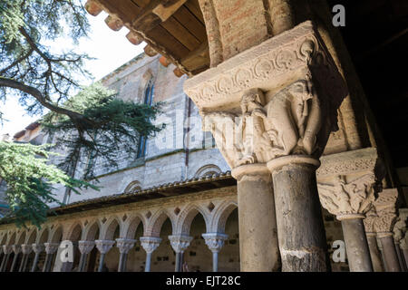 Détail d'un des nombreux chapiteaux de colonne et le cloître au-delà de l'abbaye Saint-Pierre de Moissac, France. Banque D'Images