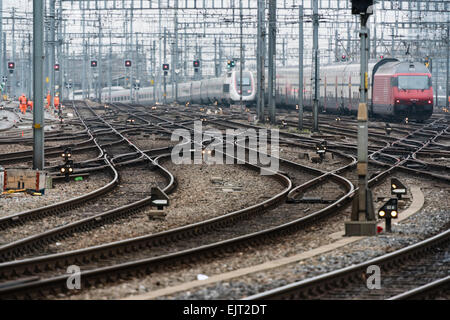 Les trains sont près de la gare centrale de Zurich avec ses nombreux les noeuds ferroviaires, lignes aériennes de contact et de signaux. Banque D'Images