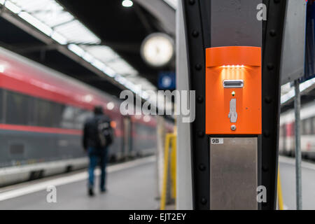 Validateur de billets machine pour acheter des billets de train sur une plate-forme de la gare centrale de Zurich, Suisse. Banque D'Images