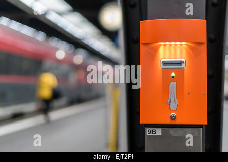 Validateur de billets machine pour acheter des billets de train sur une plate-forme de la gare centrale de Zurich, Suisse. Banque D'Images