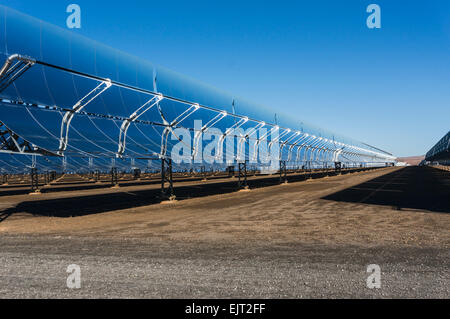 Dépression parabolique énergie solaire panneaux au solaire d'Andasol près de La Calahorra, Province de Grenade, Espagne Banque D'Images