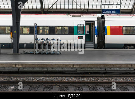 Un train de CFF, Suisse opérateur ferroviaire fédéral est en attente d'ouvrir des portes sur une plate-forme de la gare centrale de Zurich. Banque D'Images