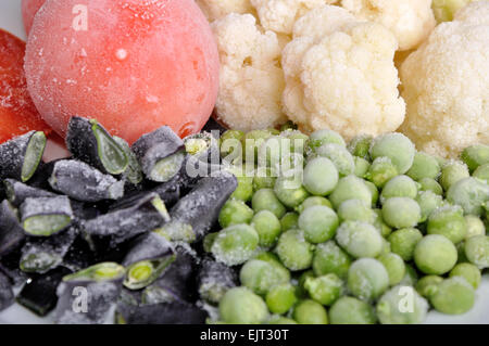 Tas de tomates congelées, les asperges, les pois et le chou-fleur Banque D'Images