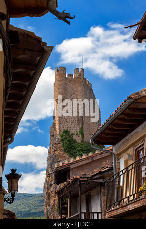 Château sur la falaise vue du village de Frias Banque D'Images