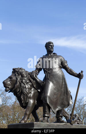 L'homme Lion en bronze doré et le Monument Victoria à Londres en Angleterre Banque D'Images