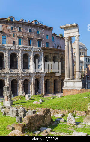 Rome, Italie. Le théâtre de Marcellus, à gauche, et le temple d'Apollon, à droite. Banque D'Images