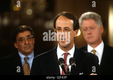 Erskine Bowles est annoncé comme le nouveau chef du personnel remplaçant, Leon Panetta, sortant à la Maison Blanche le 11 novembre 1996 à Washington, DC. Banque D'Images