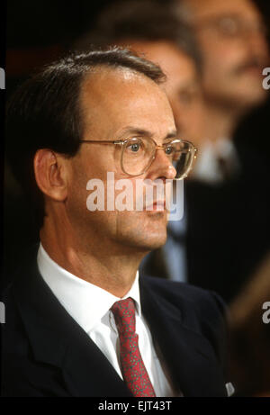 Erskine Bowles est annoncé comme le nouveau chef du personnel remplaçant, Leon Panetta, sortant à la Maison Blanche le 11 novembre 1996 à Washington, DC. Banque D'Images