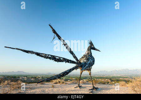 Sculpture de roadrunner (New Mexico State bird) et orgue montagnes au loin, Las Cruces, Nouveau Mexique, USA Banque D'Images