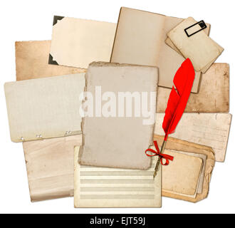 Des feuilles de papier avec un stylo à plume rouge isolé sur fond blanc. Les textures utilisées et le carton Banque D'Images