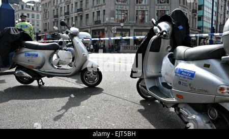 La police métropolitaine de scooters Vespa Banque D'Images