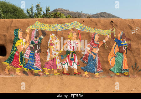 Sur le mur d'Argile Painitng traditionnelles dans les zones rurales du Rajasthan, l'artisanat Shilpgram Village près d'Udaipur, Inde Banque D'Images
