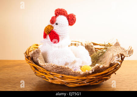 Poulet au crochet avec des oeufs dans le nid. Décorations de Pâques Banque D'Images