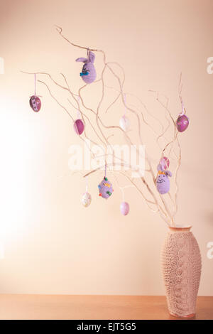 Décorations de Pâques à la main sur les branches dans un vase Banque D'Images