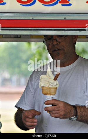 Une glace l'homme à son ice cream van sert un délicieux big ice cream Banque D'Images