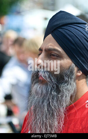 Un Sikh monsieur avec une longue barbe et turban Banque D'Images