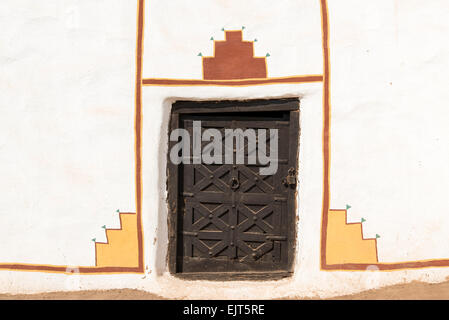 Porte de maison traditionnelle de village de Sam Jaisalmer Desert conservé au Village Shilpgram près d'Udaipur, Inde Banque D'Images