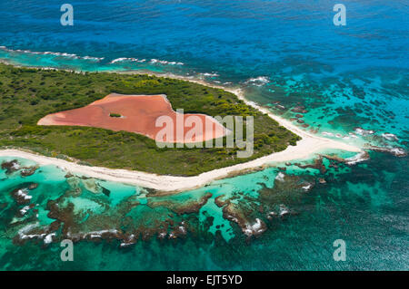 La France. La Guadeloupe, La PetiteTerre îles, Terre du bas, de l'île salt marsh (vue aérienne) // La Guadeloupe, iles de la PetiteTerr Banque D'Images