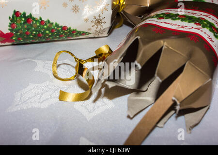 Tiré de Noël après un repas de Noël sur une table avec une nappe de Noël à motifs blancs. Banque D'Images