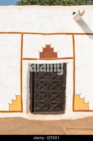 Porte de maison traditionnelle de village de Sam Jaisalmer Desert conservé au Village Shilpgram près d'Udaipur, Inde Banque D'Images