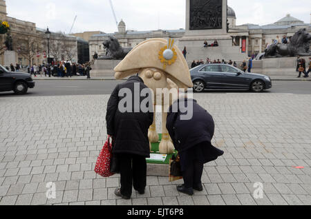 Londres, Royaume-Uni, 31 mars 2015, 50 statues à thème promouvoir le film Shaun le mouton érigée au London's lieux touristiques. Celui-ci se trouve en face de Trafalgar Square et la Colonne de Nelson. Le Shaun dans la ville appel est la dernière collecte de fonds organisée par l'Hôpital pour enfants de Bristol Grand Appel et suit l'énorme succès de la Gromit Unleashed sculpture trail. Les sculptures seront exposées pendant 8 semaines. Credit : JOHNNY ARMSTEAD/Alamy Live News Banque D'Images