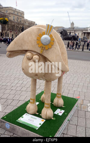 Londres, Royaume-Uni, 31 mars 2015, 50 statues à thème promouvoir le film Shaun le mouton érigée au London's lieux touristiques. Celui-ci se trouve en face de Trafalgar Square et la Colonne de Nelson. Le Shaun dans la ville appel est la dernière collecte de fonds organisée par l'Hôpital pour enfants de Bristol Grand Appel et suit l'énorme succès de la Gromit Unleashed sculpture trail. Les sculptures seront exposées pendant 8 semaines. Credit : JOHNNY ARMSTEAD/Alamy Live News Banque D'Images