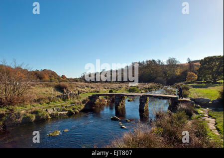 Clapper Bridge Postbridge East Dart River Dartmoor National Park Devon, Angleterre Royaume-Uni Europe Banque D'Images