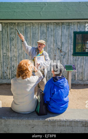 Un guide fait une présentation à l'extérieur sur l'histoire de l'industrie de la pêche à la sardine à Monterey, Californie. Banque D'Images