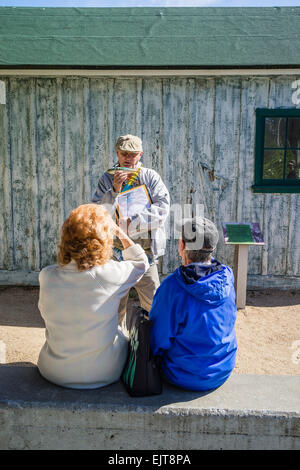 Un guide fait une présentation à l'extérieur sur l'histoire de l'industrie de la pêche à la sardine à Monterey, Californie. Banque D'Images