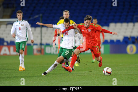 Cardiff, Wales, UK. Mar 31, 2015. En vertu de l'UEFA 21 Qualificatif Championnat - Pays de Galles v Bulgarie à la Cardiff City Stadium, UK : Harry Wilson de galles est contestée par Georg Iliev de Bulgarie sous 21's. Credit : Phil Rees/Alamy Live News Banque D'Images