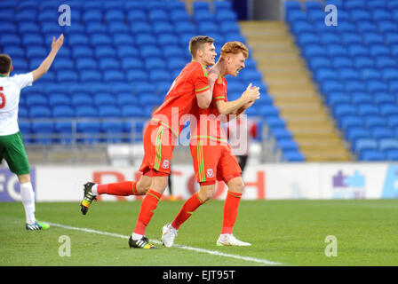 Cardiff, Wales, UK. Mar 31, 2015. En vertu de l'UEFA 21 Qualificatif Championnat - Pays de Galles v Bulgarie à la Cardiff City Stadium, UK : Josh Yorweth (à droite) célèbre la notation de galles sous 21's avec coéquipier Joseph Wright. Credit : Phil Rees/Alamy Live News Banque D'Images