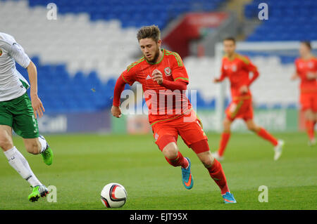 Cardiff, Wales, UK. Mar 31, 2015. En vertu de l'UEFA 21 Qualificatif Championnat - Pays de Galles v Bulgarie à la Cardiff City Stadium, UK : Wes Burns de galles sous 21's prend la balle de l'avant. Credit : Phil Rees/Alamy Live News Banque D'Images