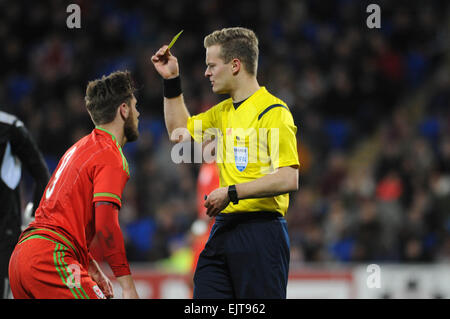 Cardiff, Wales, UK. Mar 31, 2015. En vertu de l'UEFA 21 Qualificatif Championnat - Pays de Galles v Bulgarie à la Cardiff City Stadium, UK : Wes Burns de galles sous 21's est montré le carton jaune par l'arbitre Bart Vertenten. Credit : Phil Rees/Alamy Live News Banque D'Images