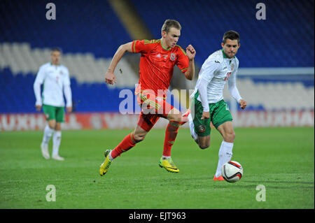 Cardiff, Wales, UK. Mar 31, 2015. En vertu de l'UEFA 21 Qualificatif Championnat - Pays de Galles v Bulgarie à la Cardiff City Stadium, UK : Ryan de couverture de galles sous 21's est marquée par Lazar Marin de la Bulgarie sous 21's. Credit : Phil Rees/Alamy Live News Banque D'Images