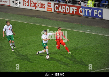 Cardiff, Wales, UK. Mar 31, 2015. En vertu de l'UEFA 21 Qualificatif Championnat - Pays de Galles v Bulgarie à la Cardiff City Stadium, Royaume-Uni : Pays de Galles sous 21's Declan John prend sur la Bulgarie sous 21's Hristo Popadyin. Credit : Phil Rees/Alamy Live News Banque D'Images