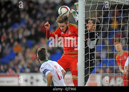 Cardiff, Wales, UK. Mar 31, 2015. En vertu de l'UEFA 21 Qualificatif Championnat - Pays de Galles v Bulgarie à la Cardiff City Stadium, UK : Wes Burns de galles sous 21's est battu par Bulagria sous 21's gardien Aleksandar Lyubenov. Credit : Phil Rees/Alamy Live News Banque D'Images