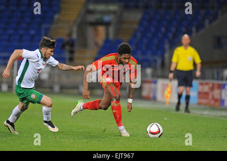 Cardiff, Wales, UK. Mar 31, 2015. En vertu de l'UEFA 21 Qualificatif Championnat - Pays de Galles v Bulgarie à la Cardiff City Stadium, UK : Ellis Harrison de galles sous 21's est contesté par la Bulgarie de Hristo Popadyin sous 21's. Credit : Phil Rees/Alamy Live News Banque D'Images