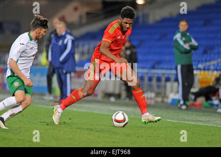 Cardiff, Wales, UK. Mar 31, 2015. En vertu de l'UEFA 21 Qualificatif Championnat - Pays de Galles v Bulgarie à la Cardiff City Stadium, UK : Ellis Harrison de galles sous 21's est contesté par la Bulgarie de Hristo Popadyin sous 21's. Credit : Phil Rees/Alamy Live News Banque D'Images