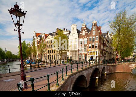 Les maisons historiques et le long du pont canal Keizersgracht, Amsterdam, Pays-Bas Banque D'Images