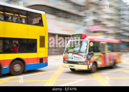 Hong Kong, Hong Kong SAR -Novembre 13, 2014 : l'heure de pointe à Hong Kong, les autobus dans blurred motion. Banque D'Images