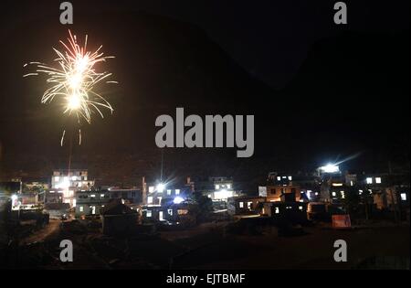 (150401) -- "LIUTONG, 1er avril 2015 (Xinhua) -- ?Photo prise le 17 février 2015 montre une vue de la nuit de Nongyong Village de Bansheng Township, sud-ouest de la Chine, région autonome Zhuang du Guangxi. En raison de l'absence de plaine, la plupart des familles dans les zones montagneuses de l'ouest "Liutong construire leurs maisons sur les collines. Dans Qibainong Bansheng et comtés de "Liutong, gens de l'ethnie Miao ont vécu dans les montagnes pendant environ mille ans. Ils comptent sur la plantation des cors pour leur subsistance. Trois étages bâtiment guindée est l'architecture traditionnelle du style dans les deux comtés. Les gens soulèvent Banque D'Images