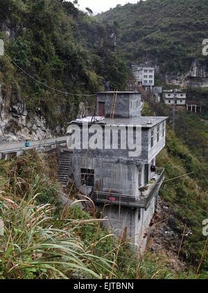 (150401) -- "LIUTONG, 1er avril 2015 (Xinhua) -- ?Photo prise le 11 mars 2015 indique les villageois nouvellement construit des maisons sur la route au village de Bahao Bansheng Township, dans le sud-ouest de la région autonome Zhuang du Guangxi. En raison de l'absence de plaine, la plupart des familles dans les zones montagneuses de l'ouest "Liutong construire leurs maisons sur les collines. Dans Qibainong Bansheng et comtés de "Liutong, gens de l'ethnie Miao ont vécu dans les montagnes pendant environ mille ans. Ils comptent sur la plantation des cors pour leur subsistance. Trois étages bâtiment guindée est l'architecture traditionnelle de style Banque D'Images